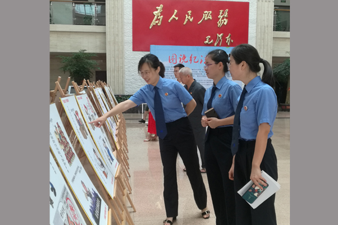 江西省石城县检察院组织干警参观廉政漫画巡展活动